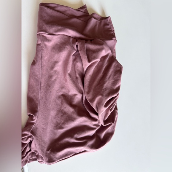Women's mauve butter Shorts - Picture 8 of 8